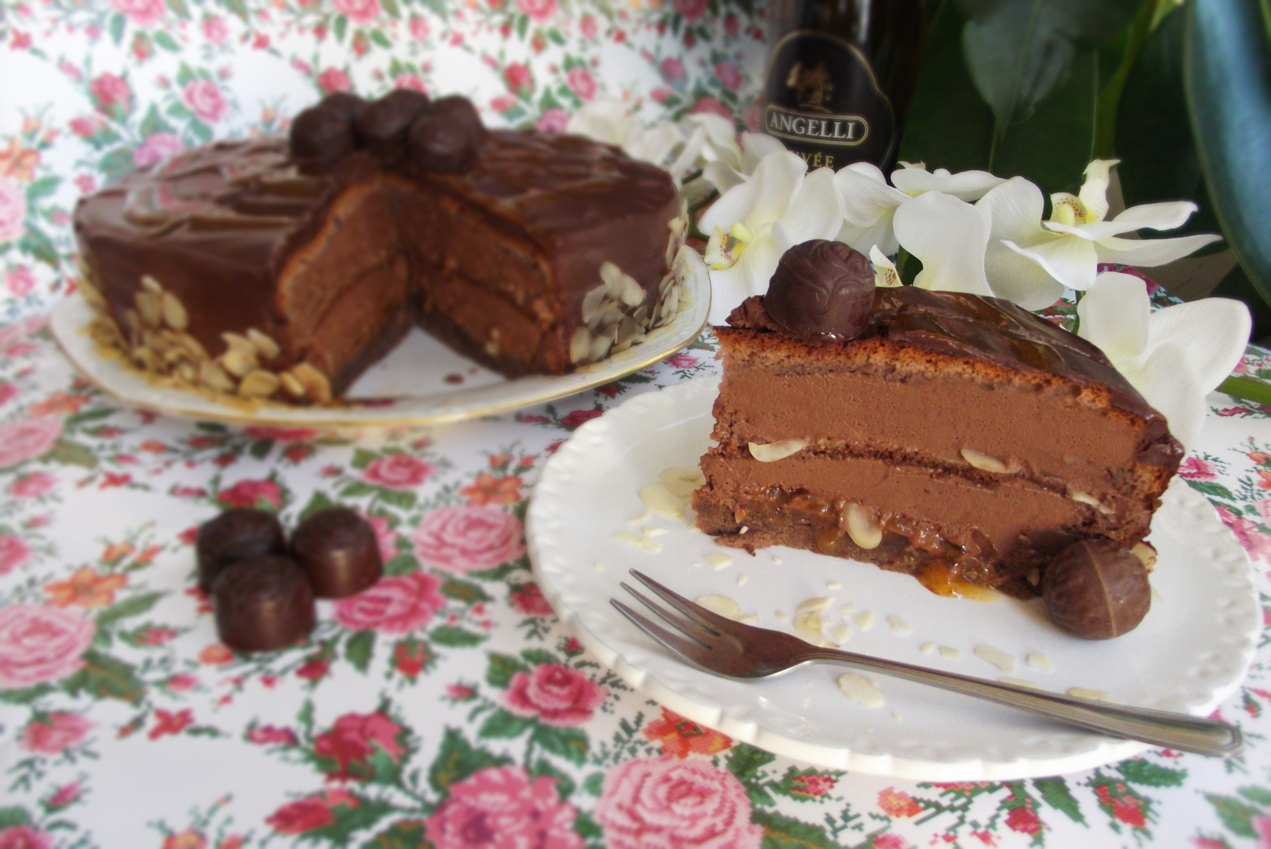 Tort cu ciocolata, gem de caise si fulgi de migdale