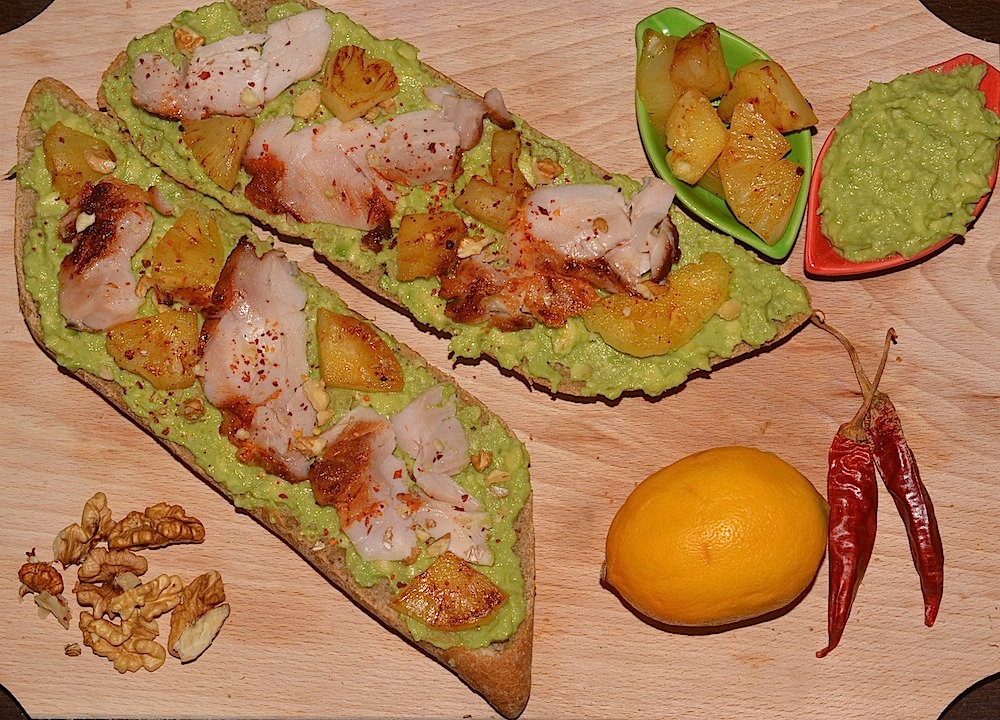 Sandwich cu pui, guacamole si ananas la grill