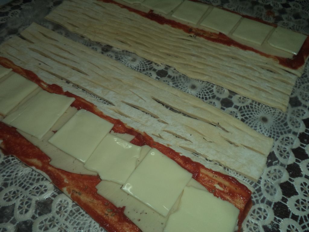 Foietaj cu pasta de tomate si cascaval