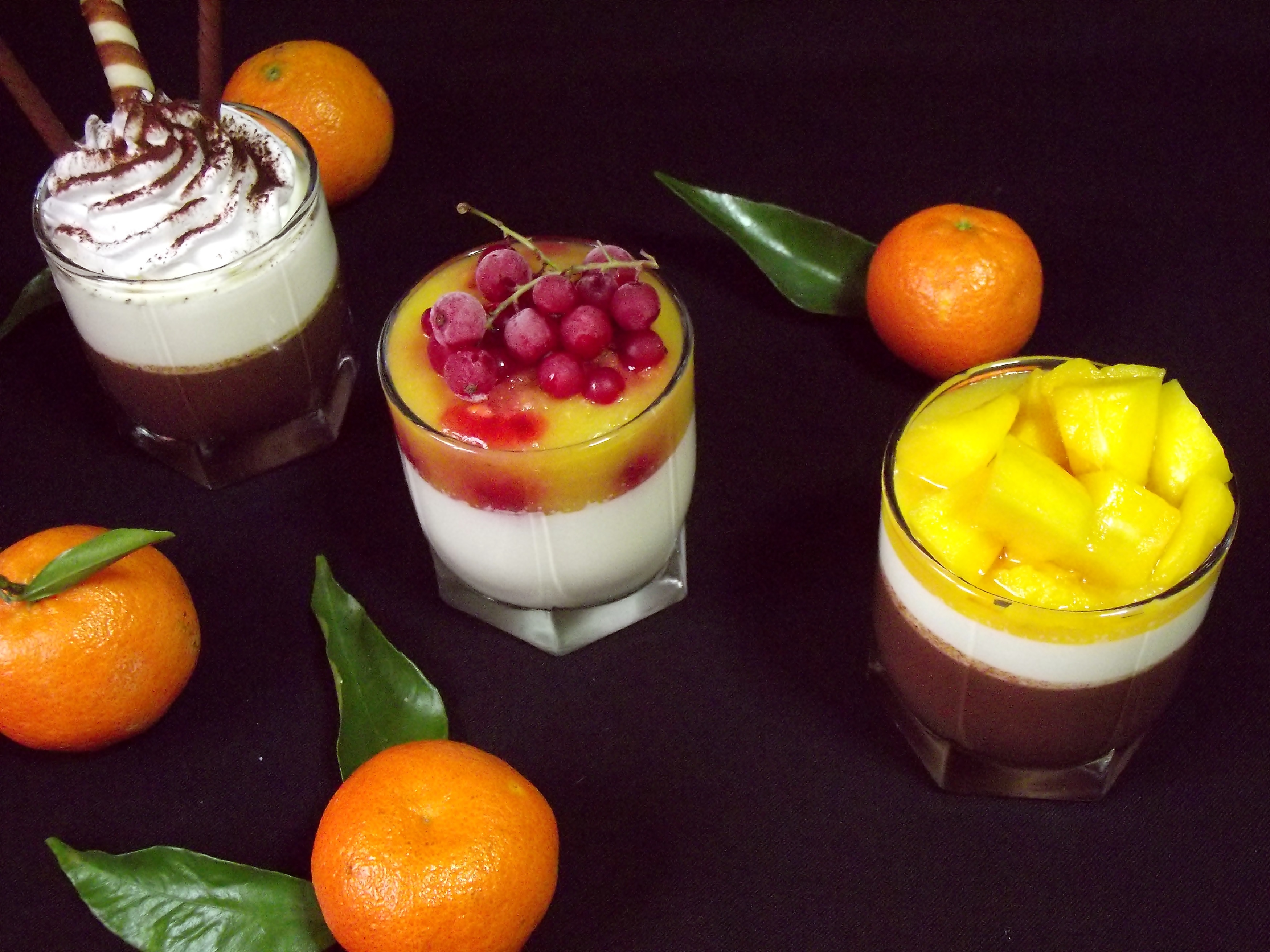 Panna cotta cu ciocolată,cu vanilie şi jeleu de mango