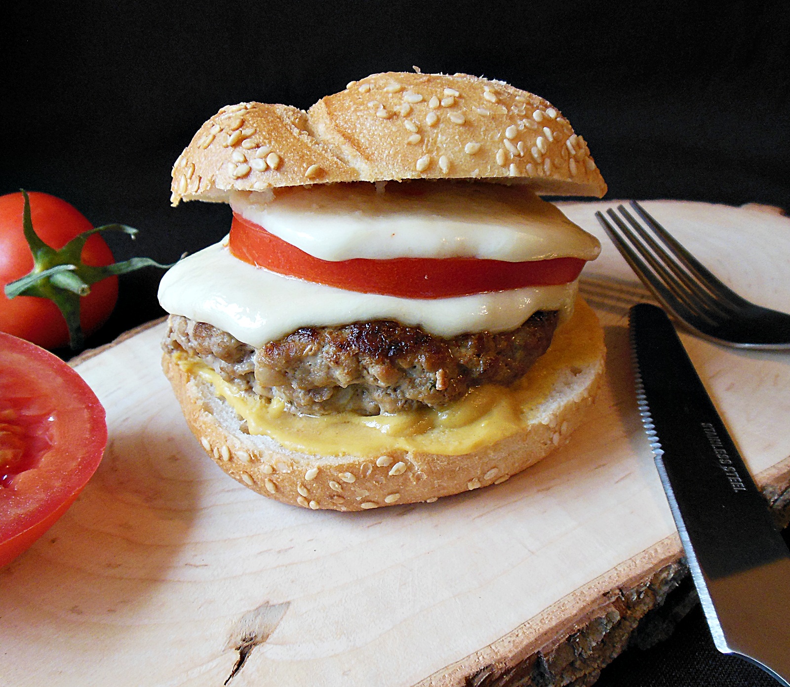 Burger cu rosii si mozzarella