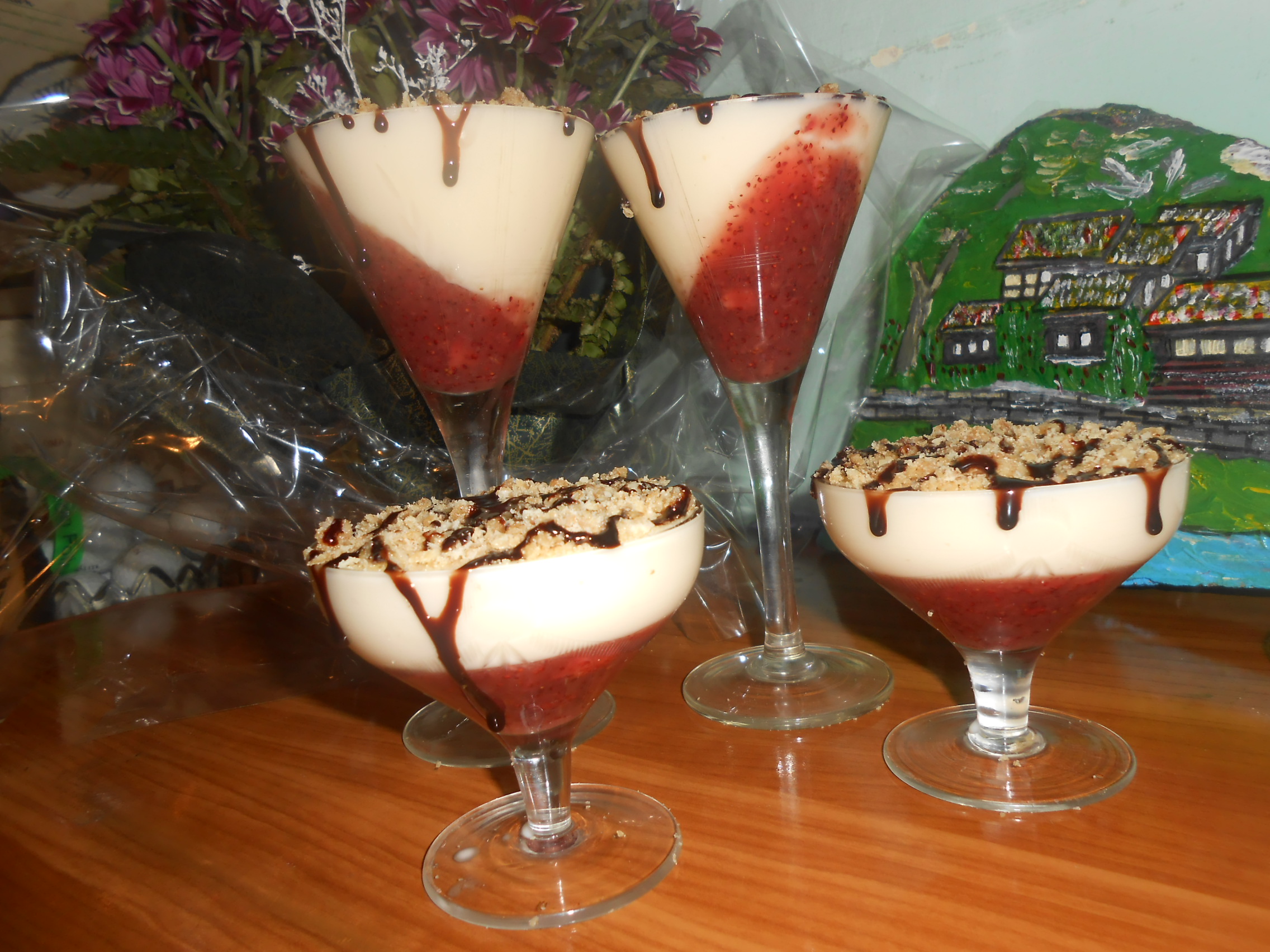 Panna cotta cu fragi si nuci caramelizate