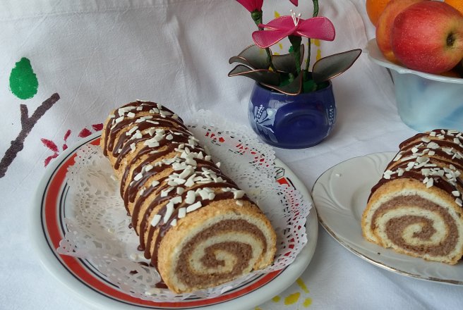 Rulada din albusuri cu crema de cocos si ciocolata