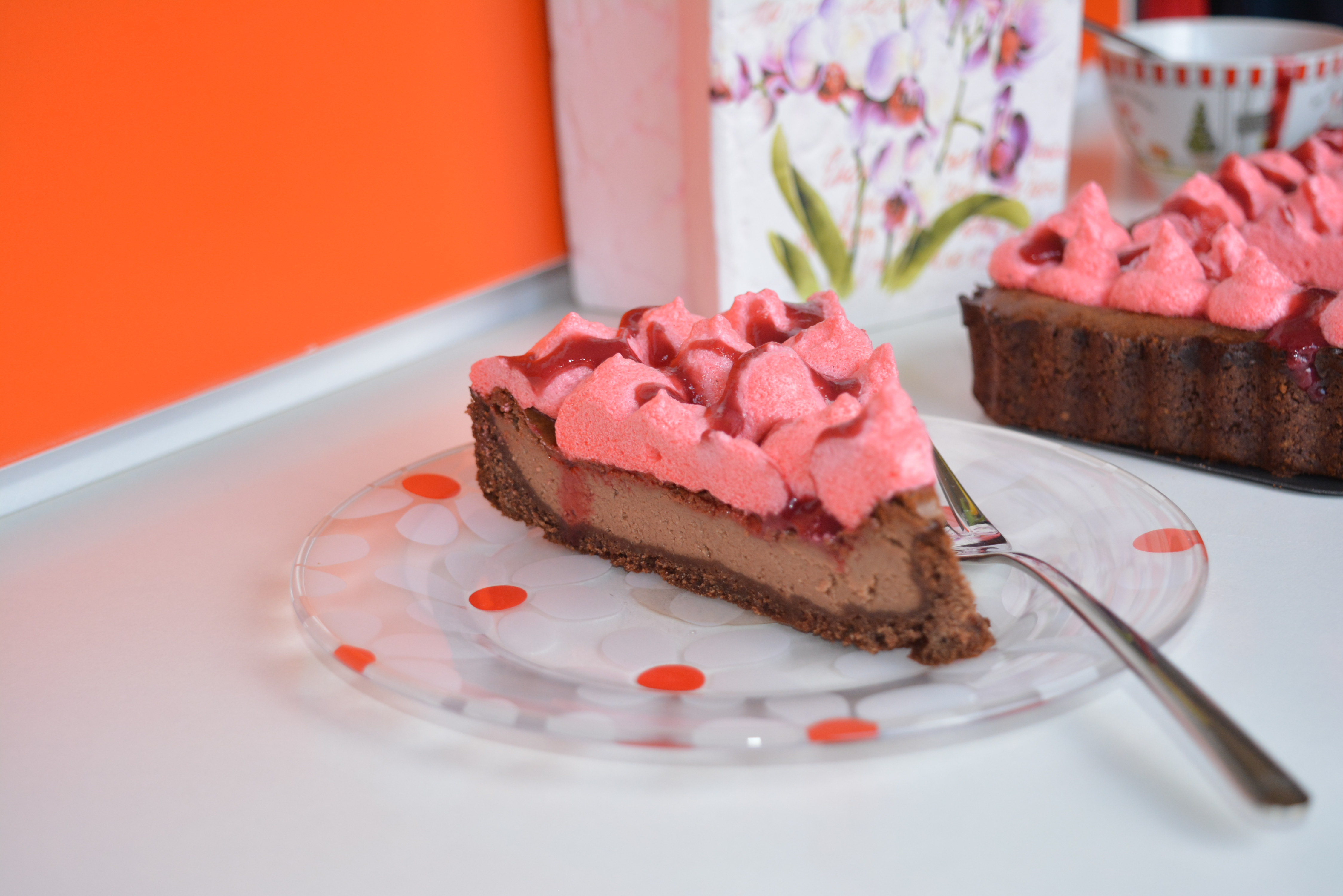Cheesecake cu ciocolata, bezea rosie si coulis de zmeura