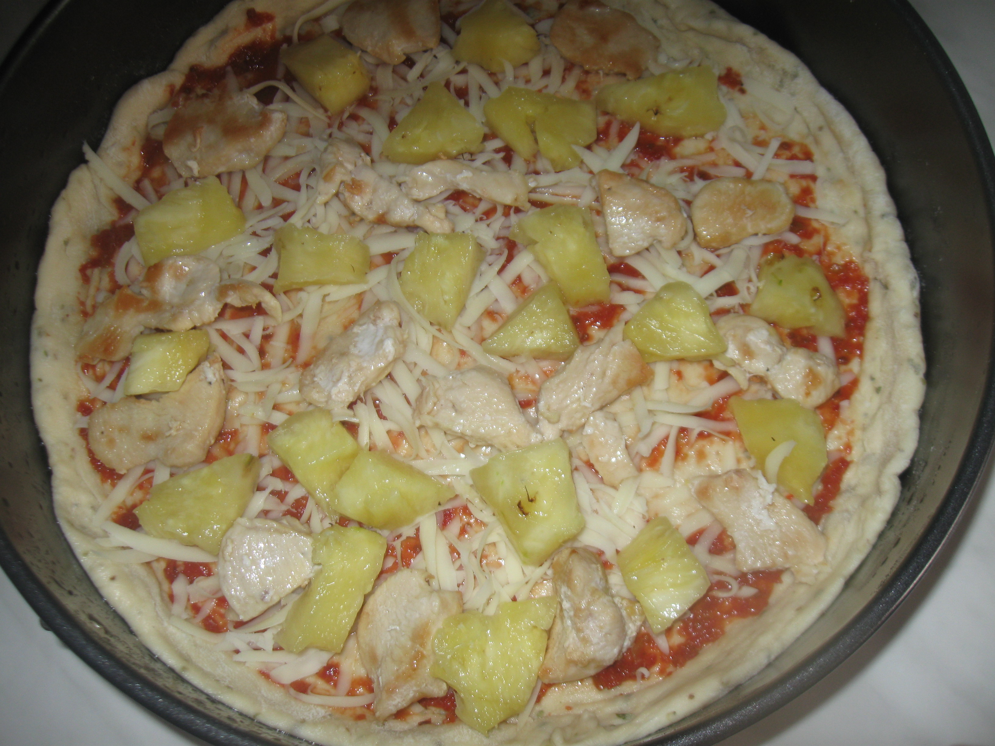 Pizza cu ananas si piept de pui