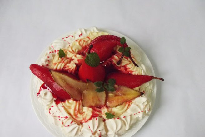 Pavlova cu pere posate in vin rosu