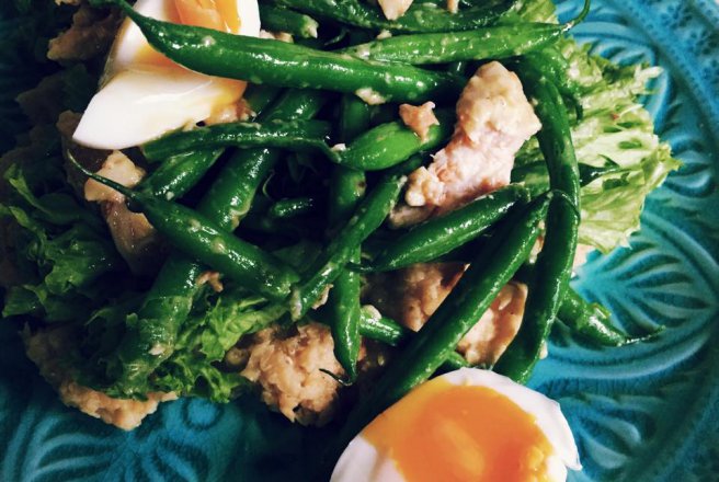 Salata frantuzeasca de fasole verde cu pui, linte si oua