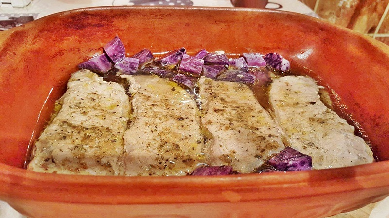 Carne de porc in vasul roman cu cartofi mov