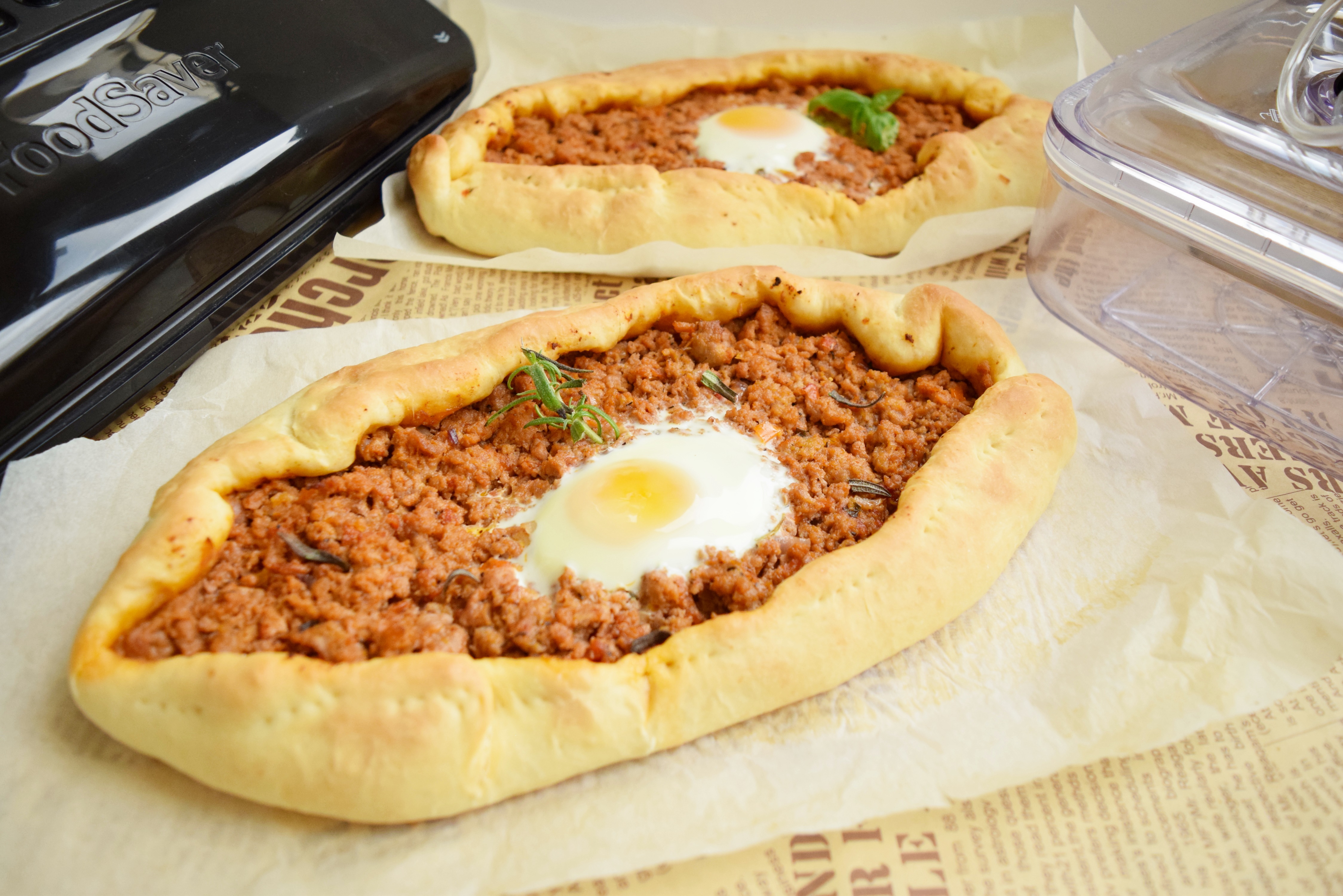 Pizza turceasca din carne de miel marinata cu ajutorul aparatului de marinat FoodSaver