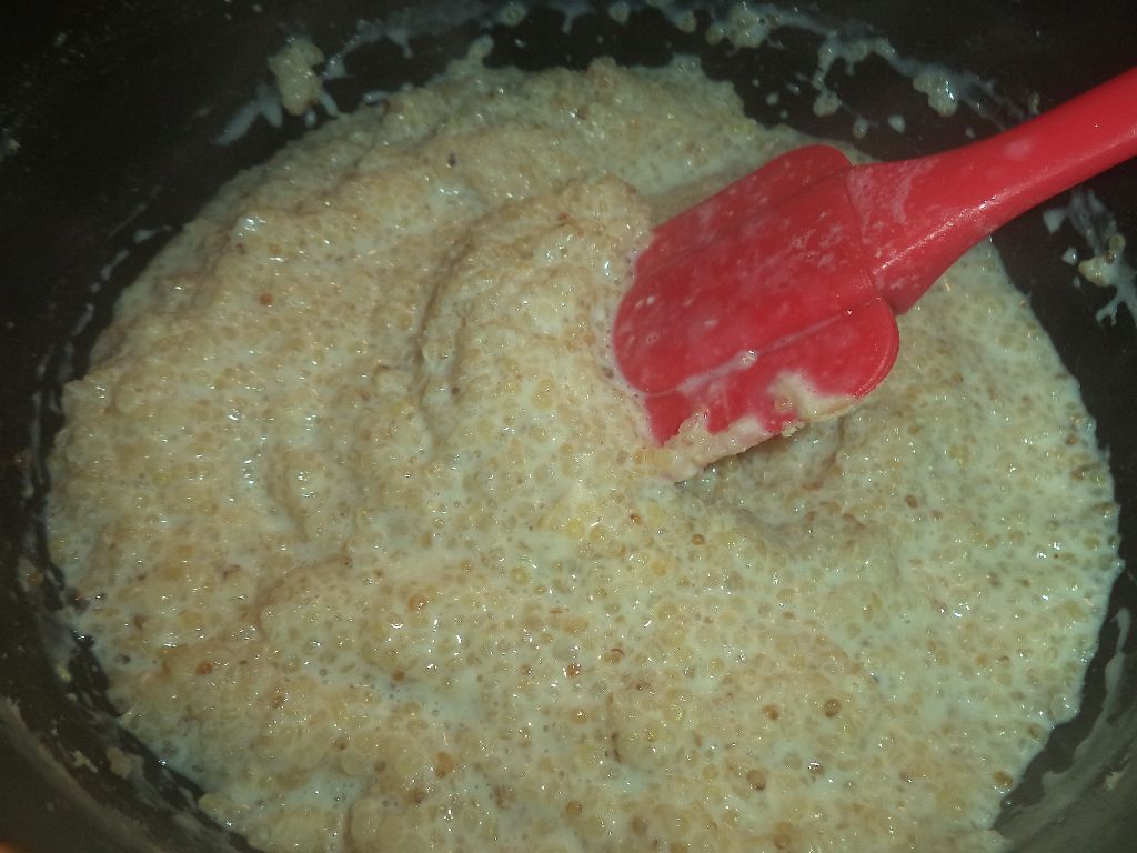 Desert la pahar din quinoa cu lapte, nuca si stafide