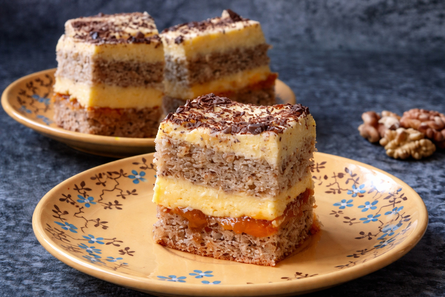 Prajitura din albusuri cu gem de caise si crema de vanilie