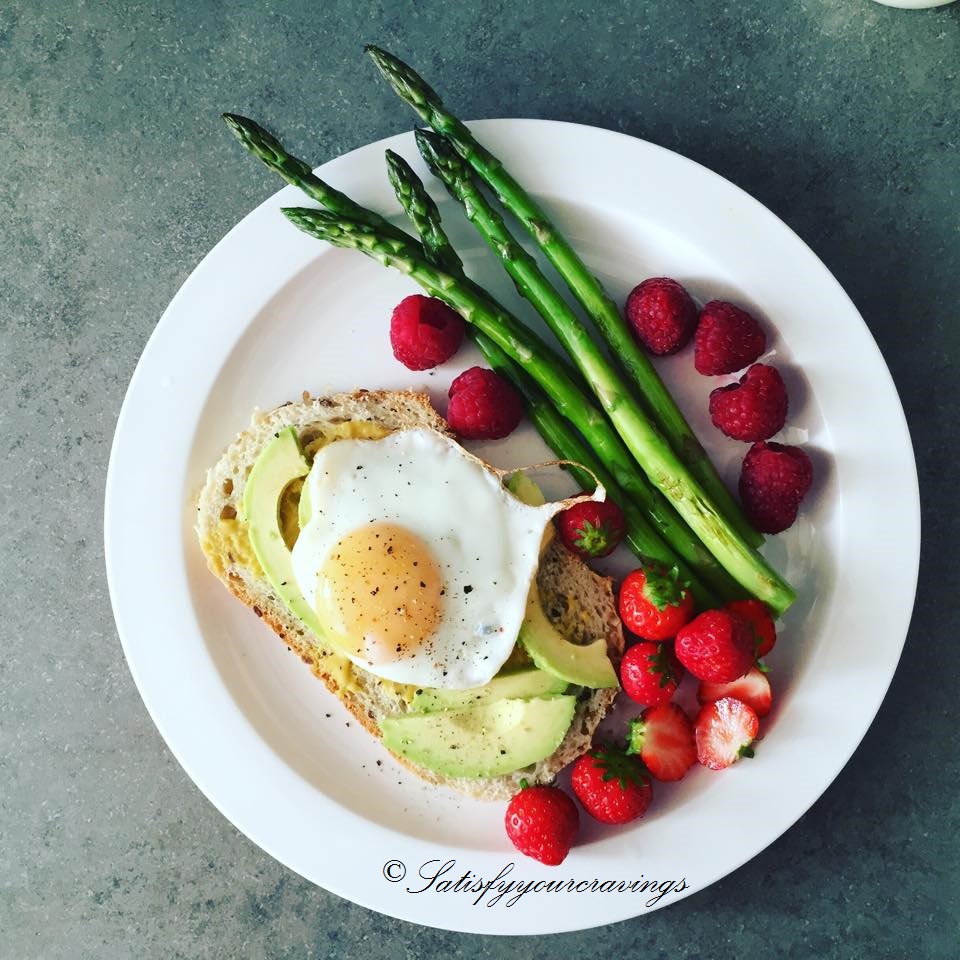 Humus reteta, toast cu ou si avocado