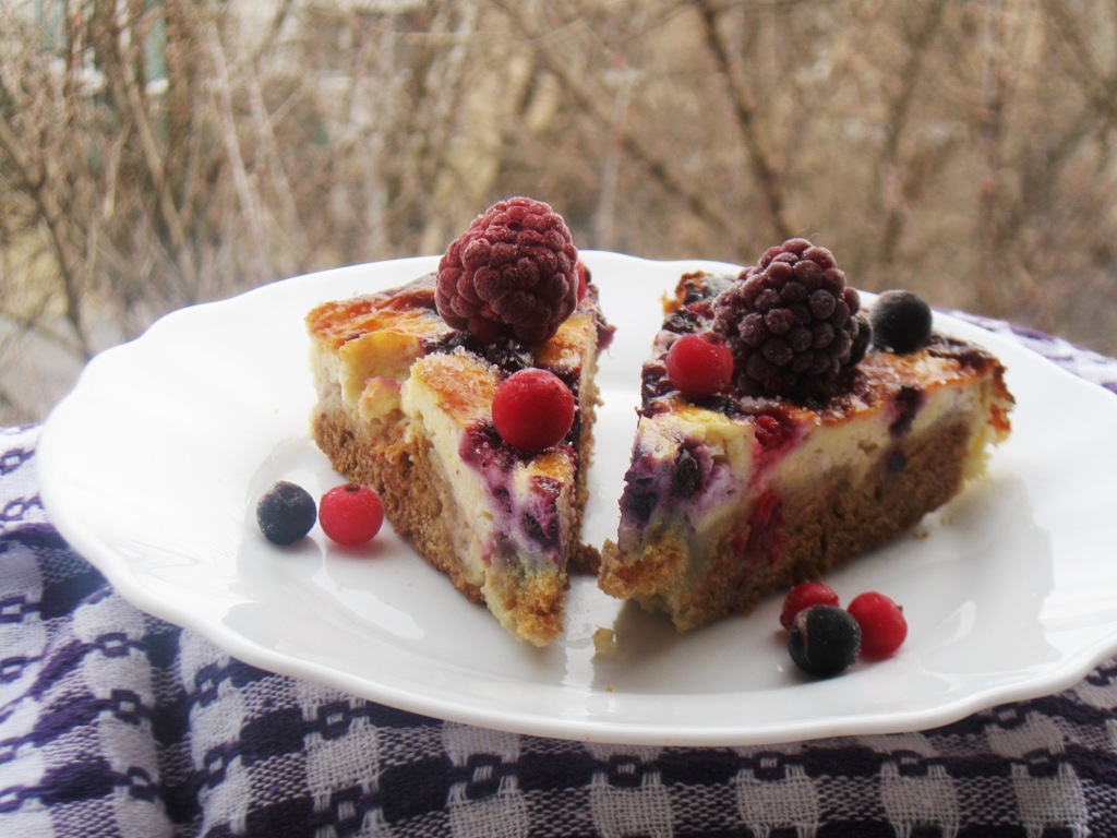 Tarta cu branza si fructe de padure