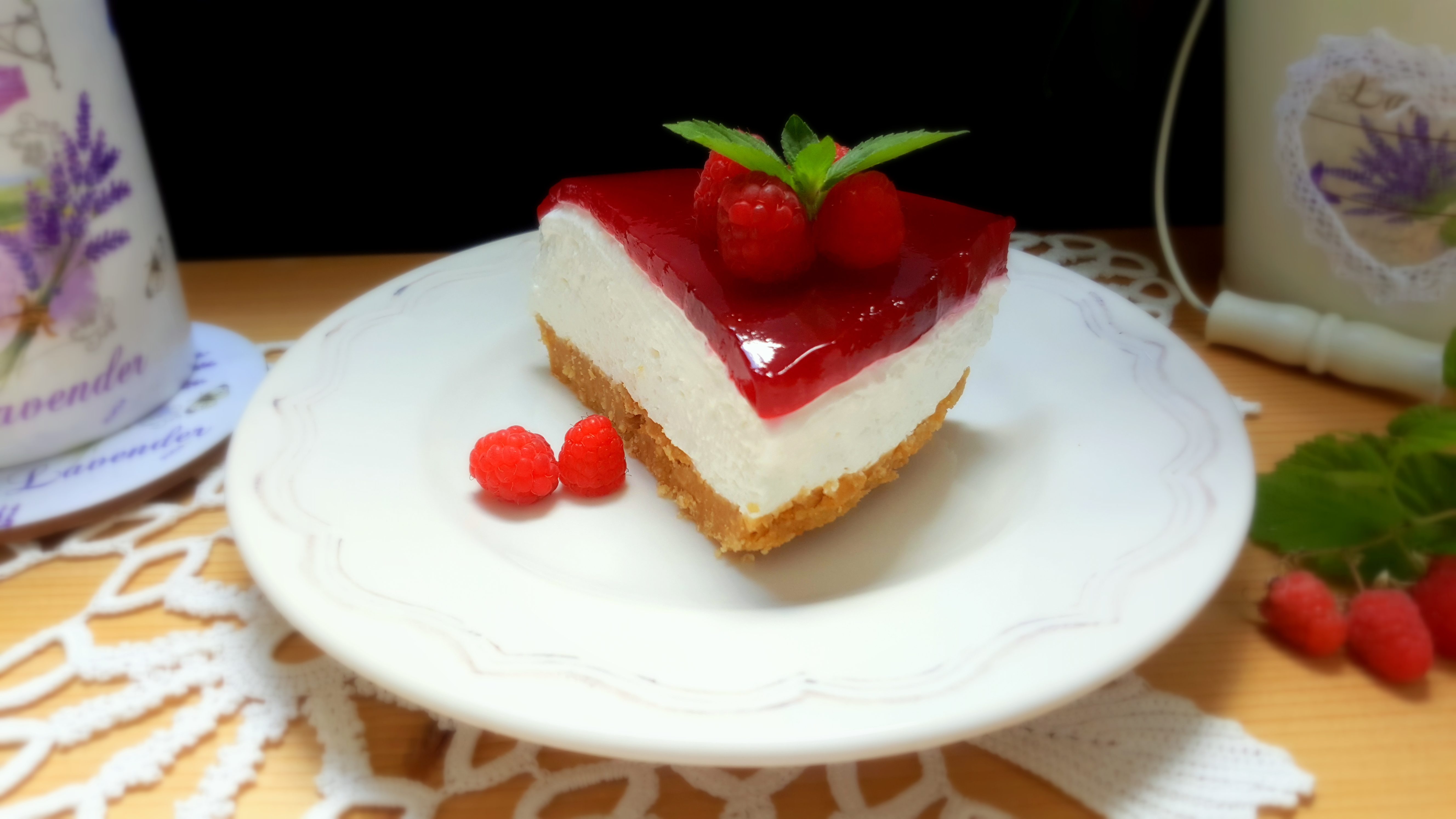 Cheesecake cu jeleu de zmeura