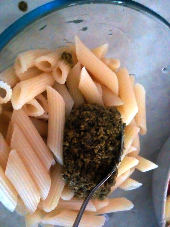 Salata de penne cu sos pesto