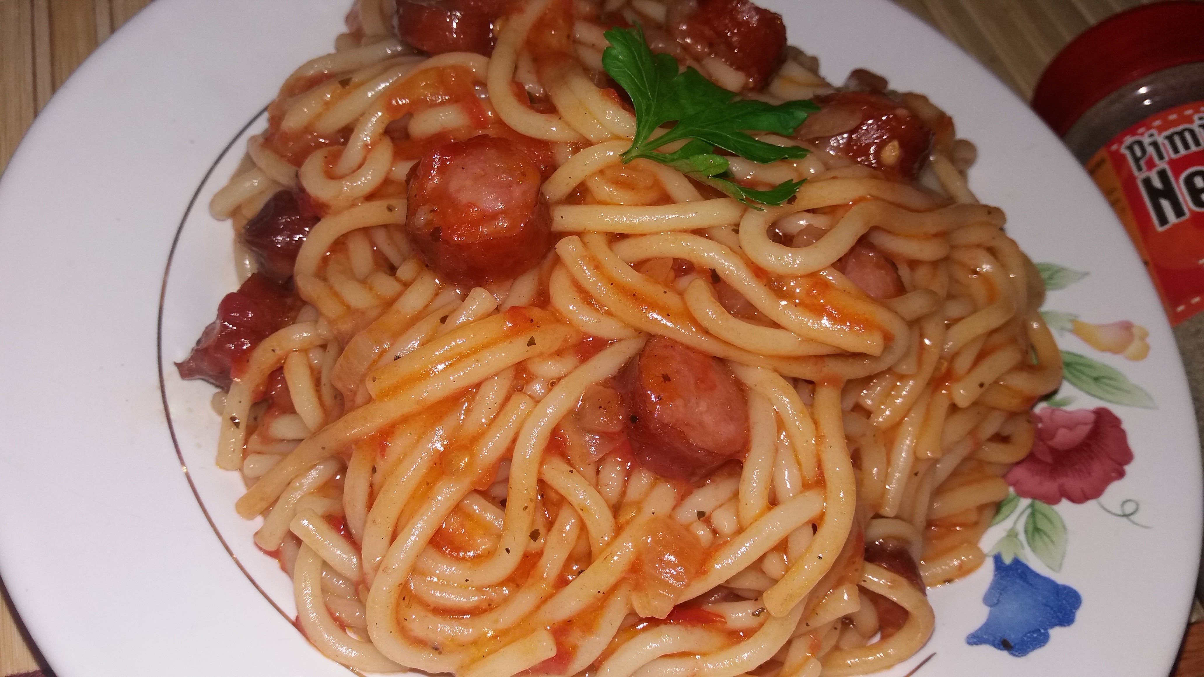 Spaghetti cu carnati reteta rapida si delicioasa