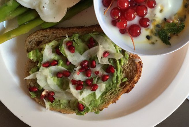 Toast cu avocado, fenicul si seminte de rodie