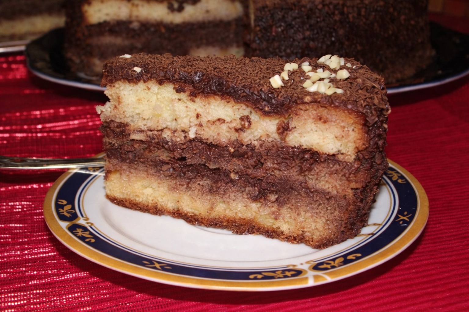 Tort clasic cu crema de cacao si miez de nuca