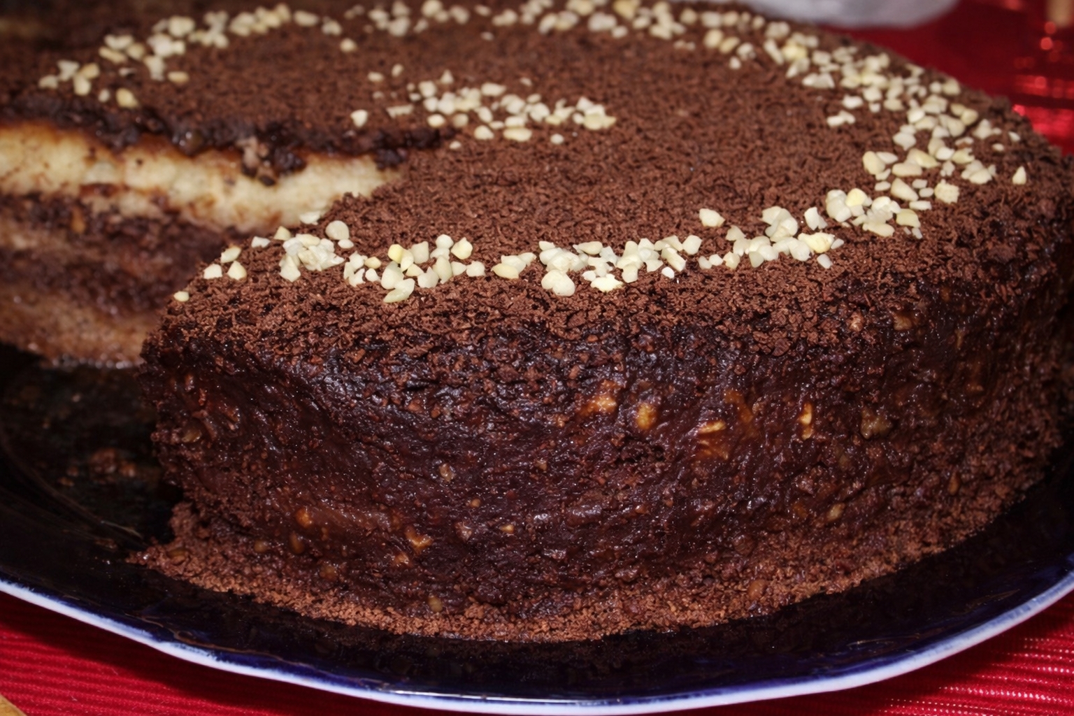 Tort clasic cu crema de cacao si miez de nuca