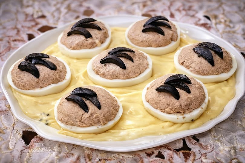 Oua umplute pe pat de maioneza