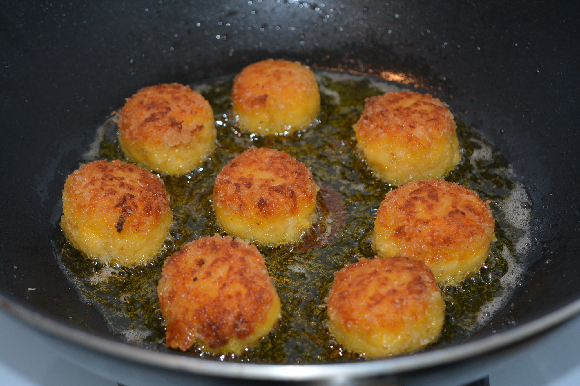 Bulete de dovleac copt cu cascaval si bulgur cu legume