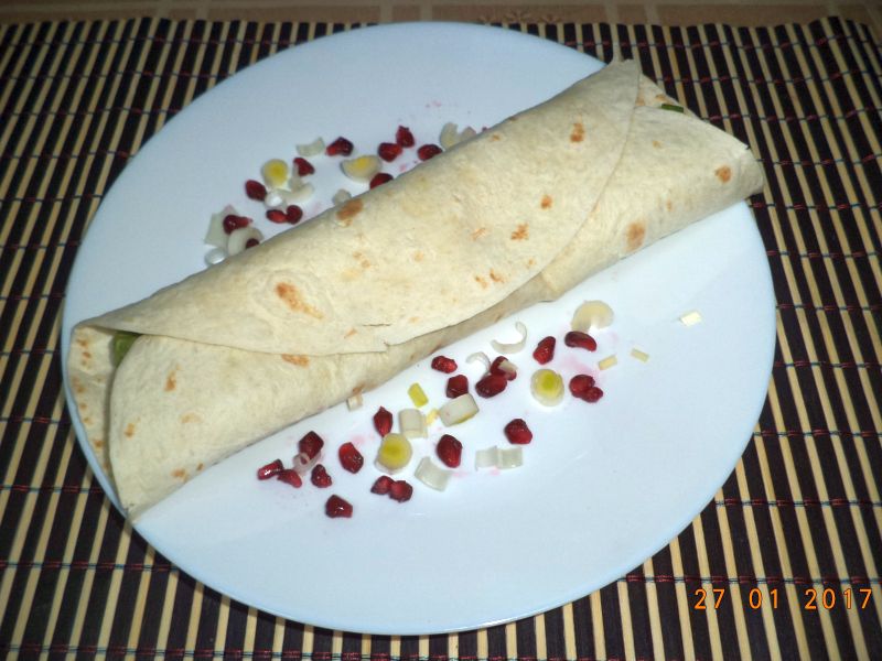 Tortilla cu peste afumat si samburi de rodie