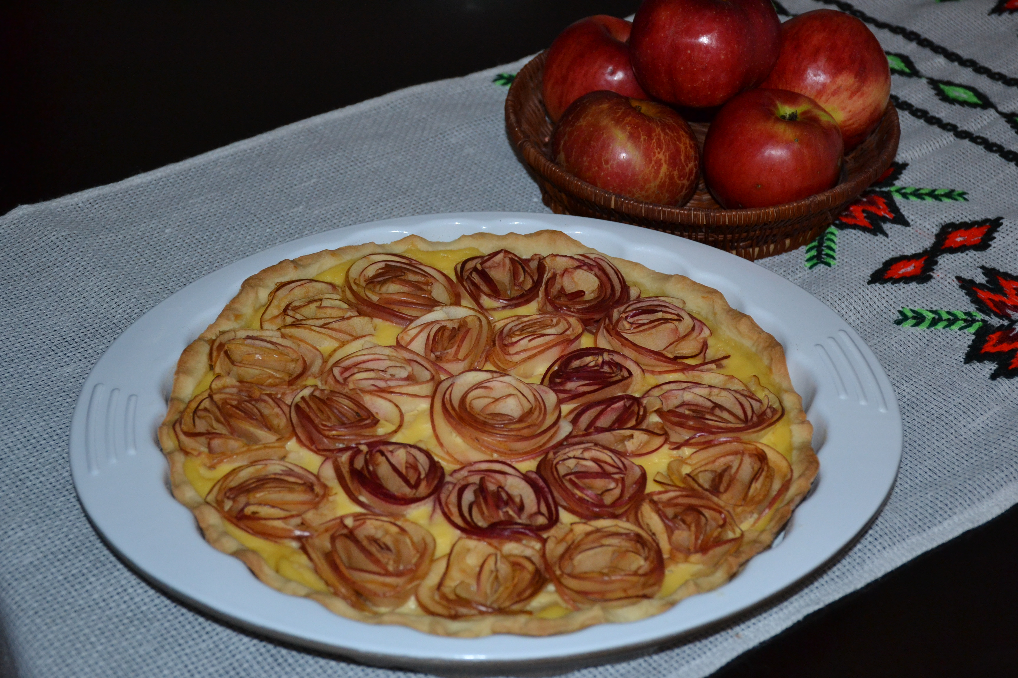 Tarta cu trandafiri din mere si crema de vanilie