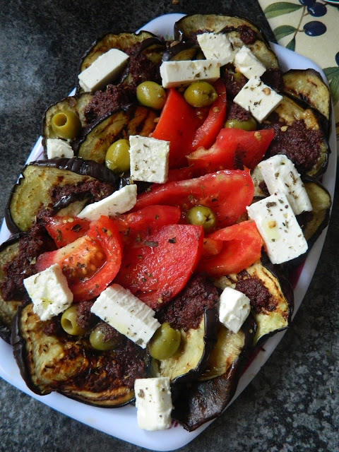 Salata de vinete la gratar cu branza feta si sos de masline