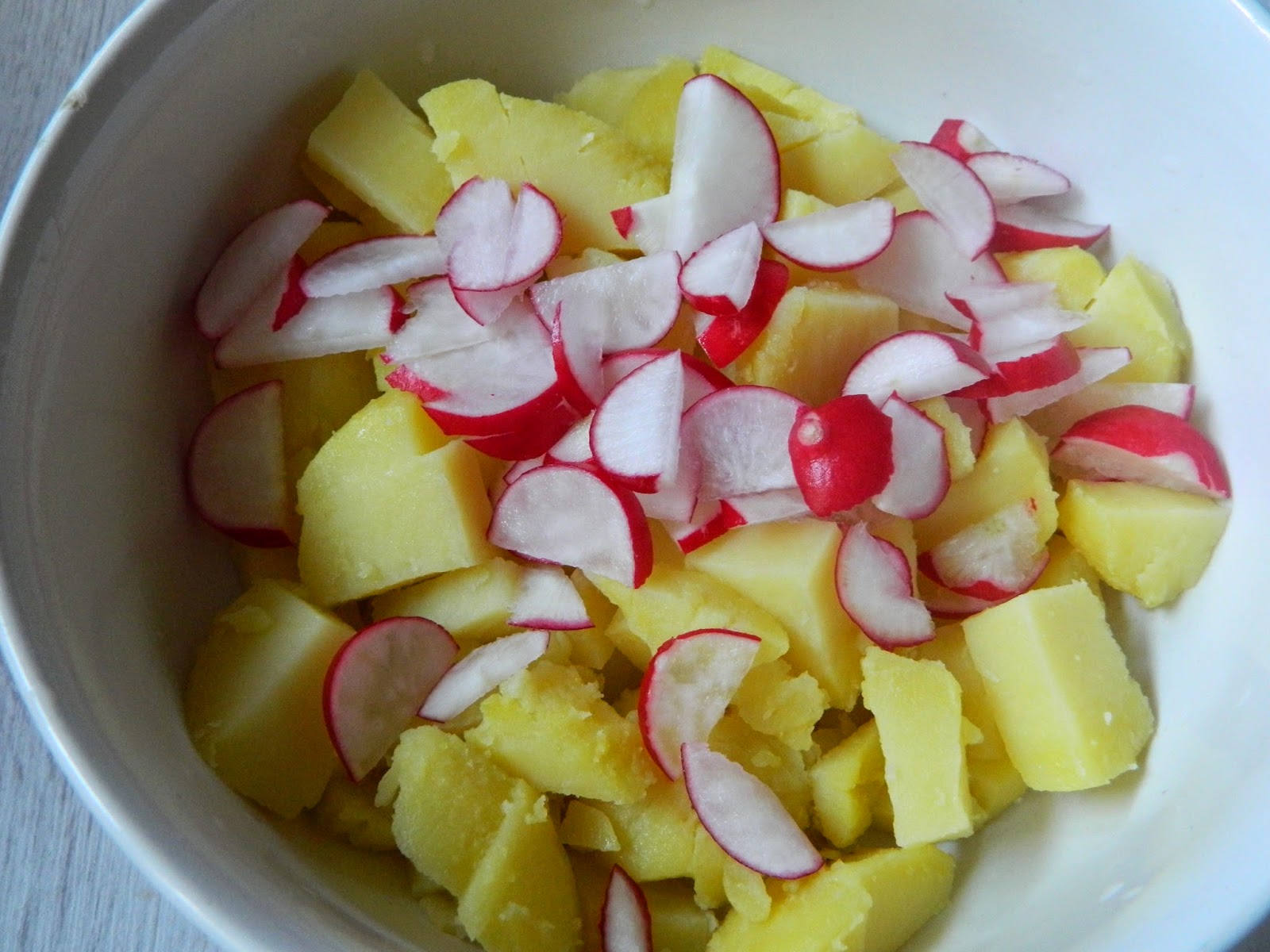 Salata olteneasca cu cartofi si verdeturi