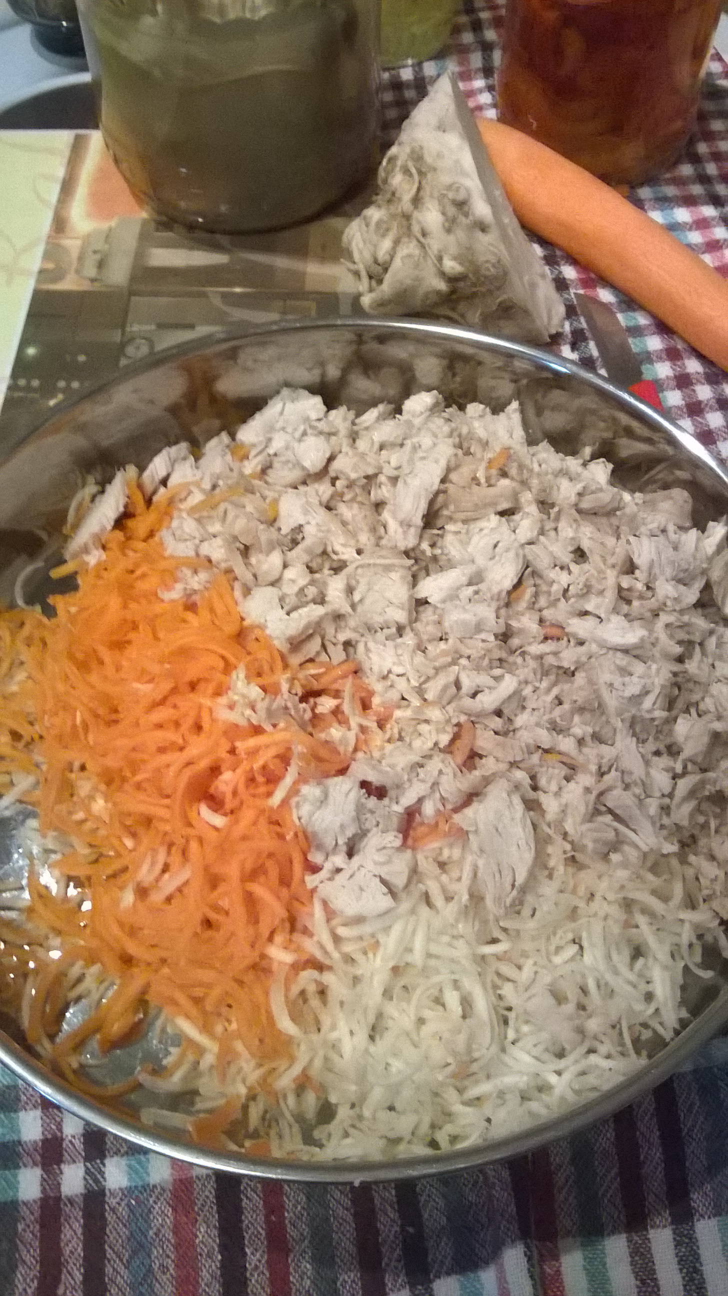 Salata de pui, telina,mere, morcovi si miez de nuca