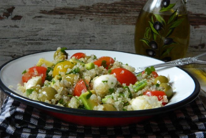 Salata de quinoa cu mozzarella