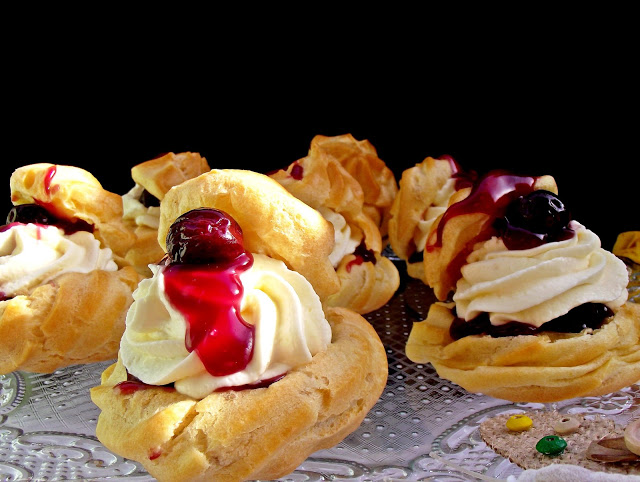 Desert choux cu crema de mascarpone si visine in jeleu