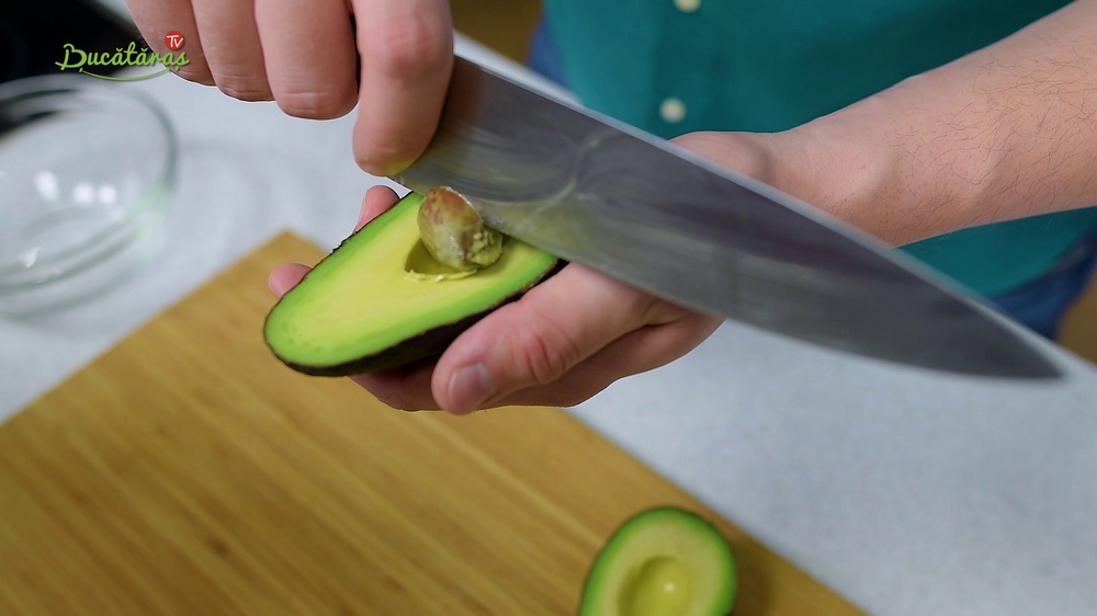 Cum se curata un avocado