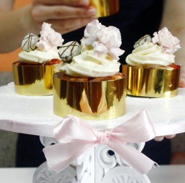 Desert cupcakes cu vanilie si capsuni pentru toate doamnele