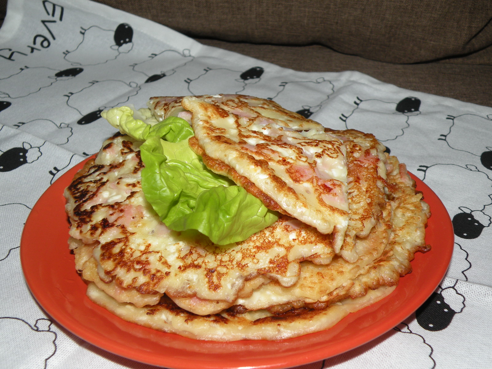 Aperitiv pancakes cu sunca si branza