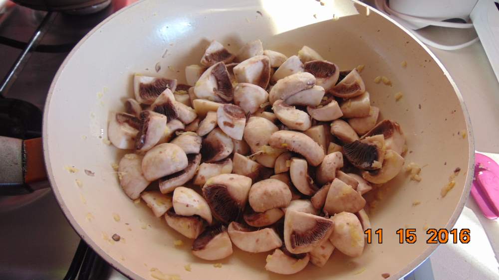 Mancare de ciuperci cu pakchoi