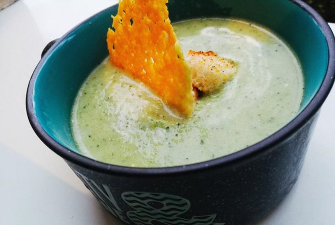 Supa crema de broccoli cu chips de parmezan