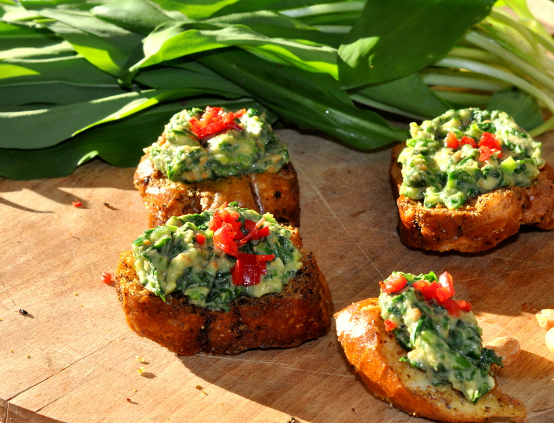 Aperitiv bruschete cu leurda si avocado