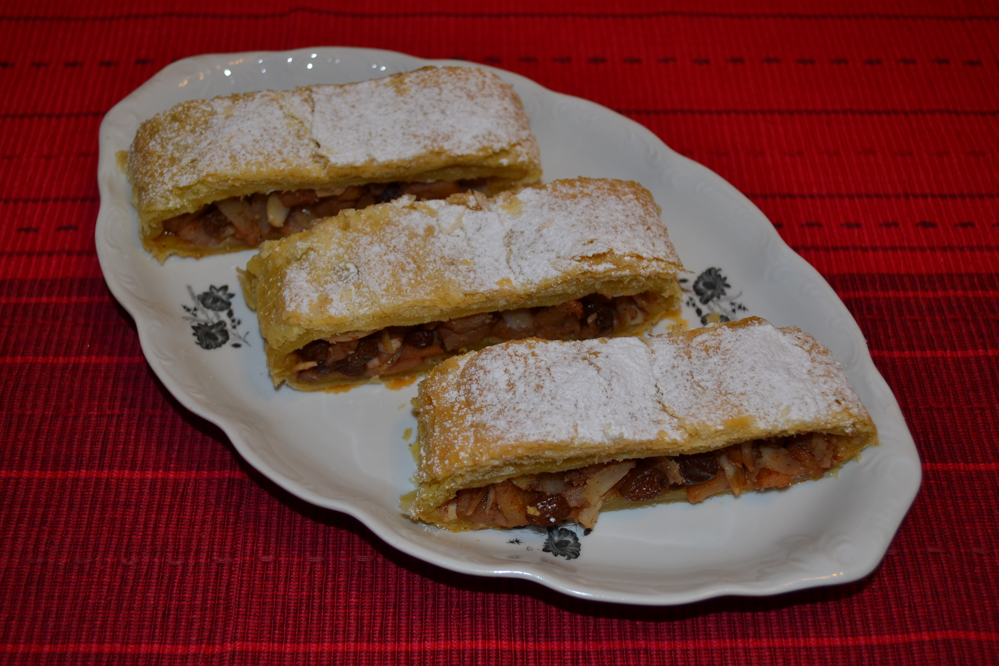 Desert strudel cu mere, migdale si stafide