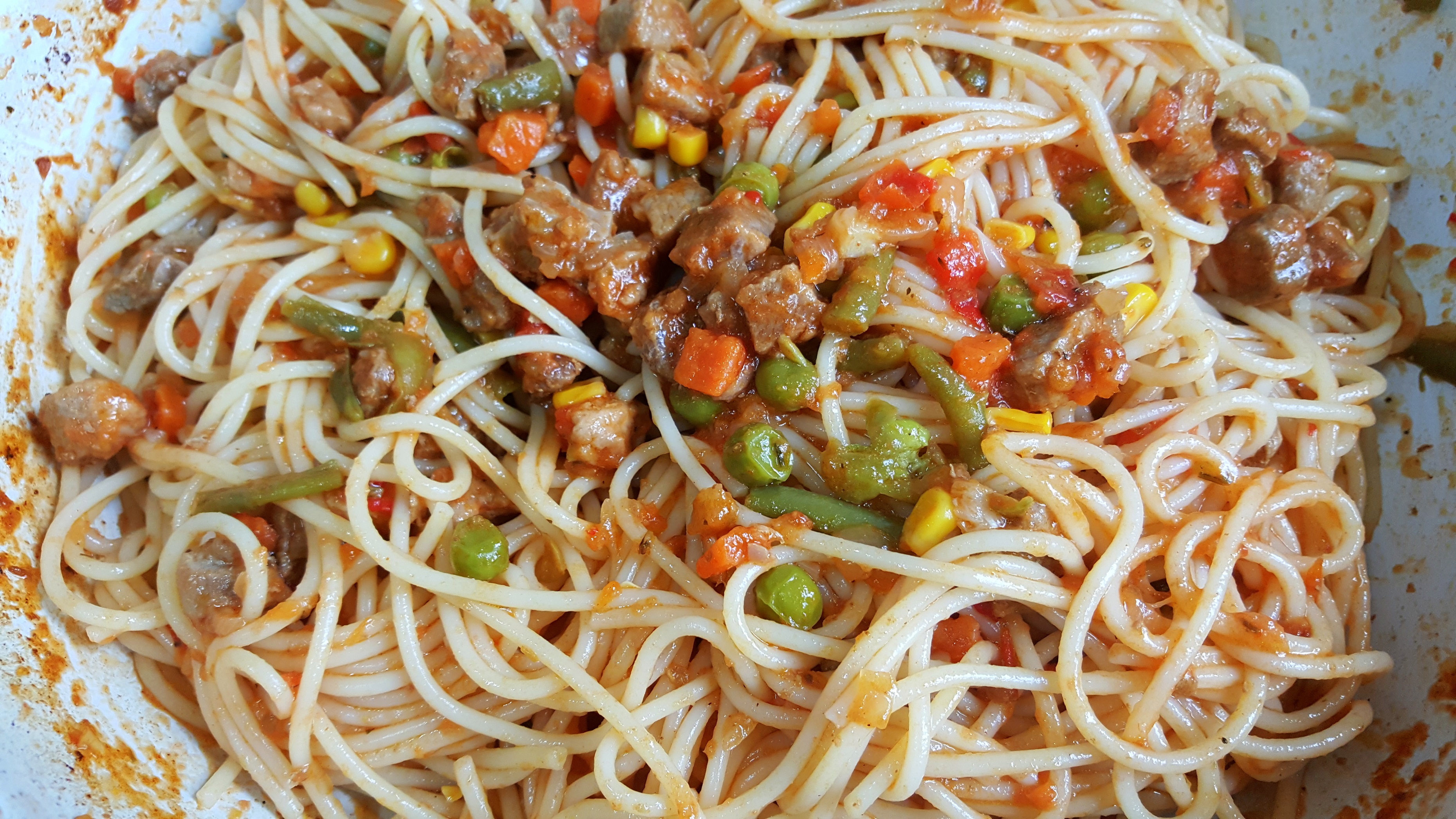 Spaghete cu carne de porc, legume mexicane si sos de rosii