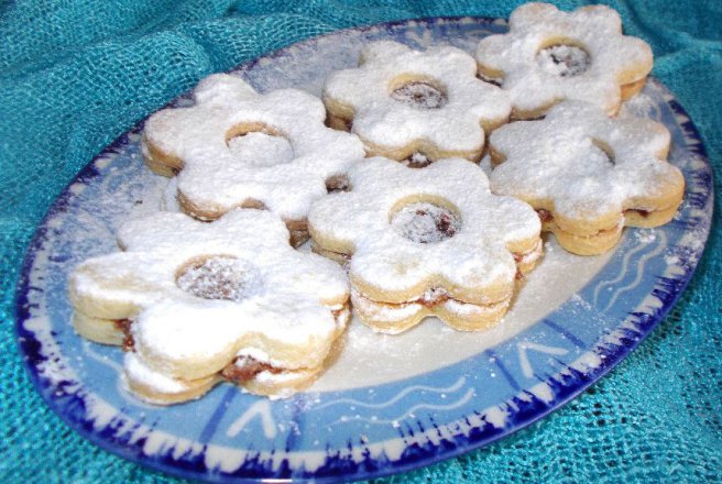 Desert floricele umplute cu pasta de macese si nuca de cocos