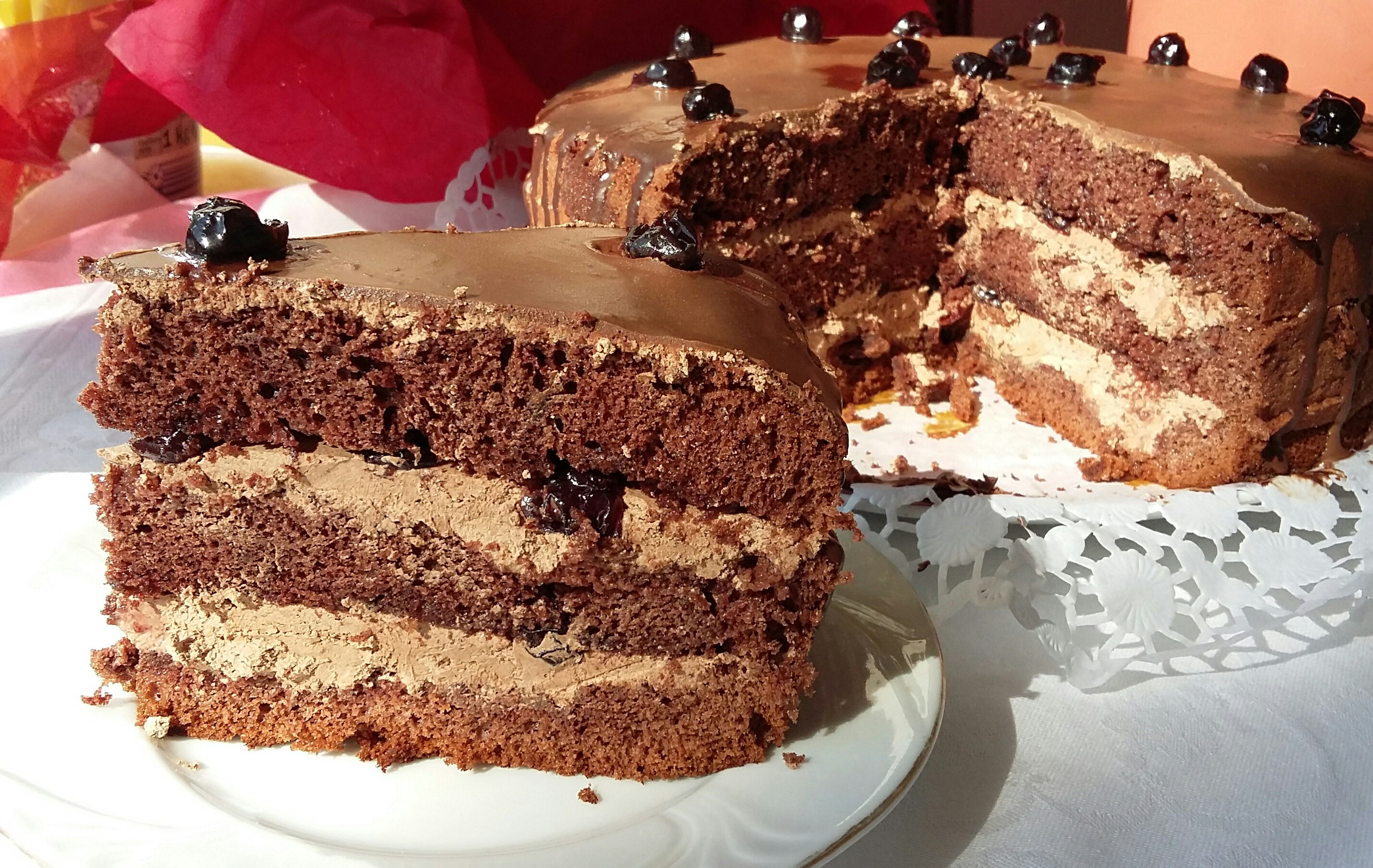 Desert tort cu crema de ciocolata si dulceata de cirese amare