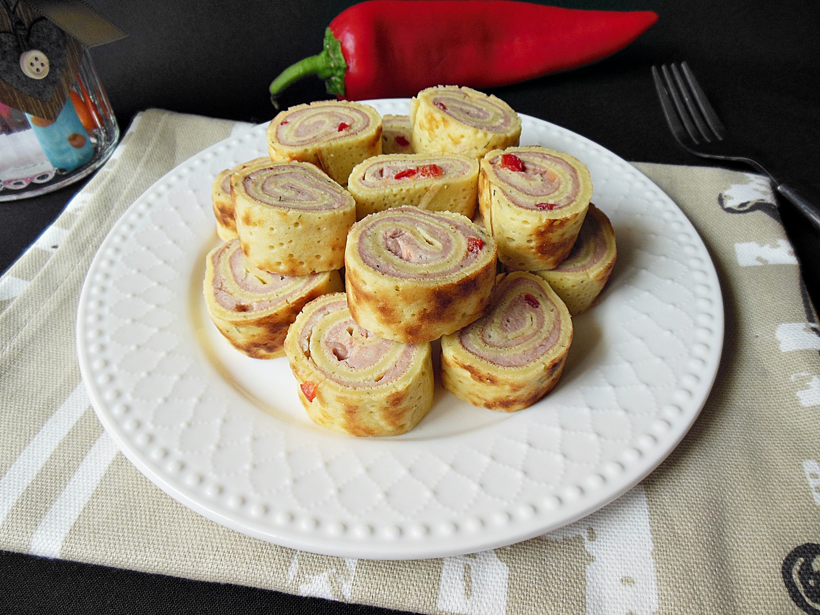 Aperitiv clatite cu pate si cascaval