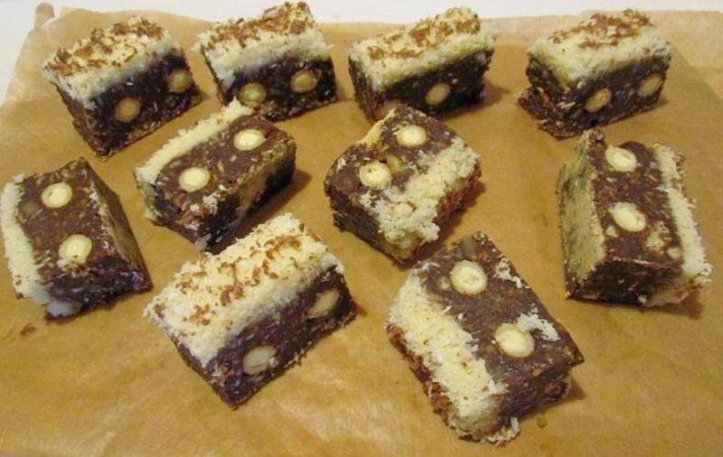 Desert cuburi de biscuiti cu cocos si rulouri cu vanilie