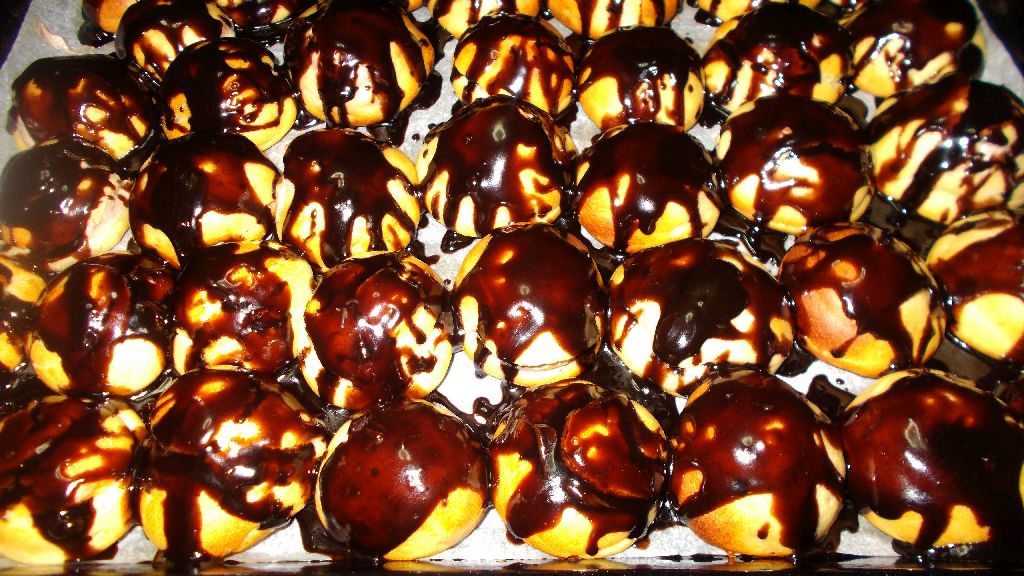 Desert profiterol cu crema de ciocolata si mascarpone