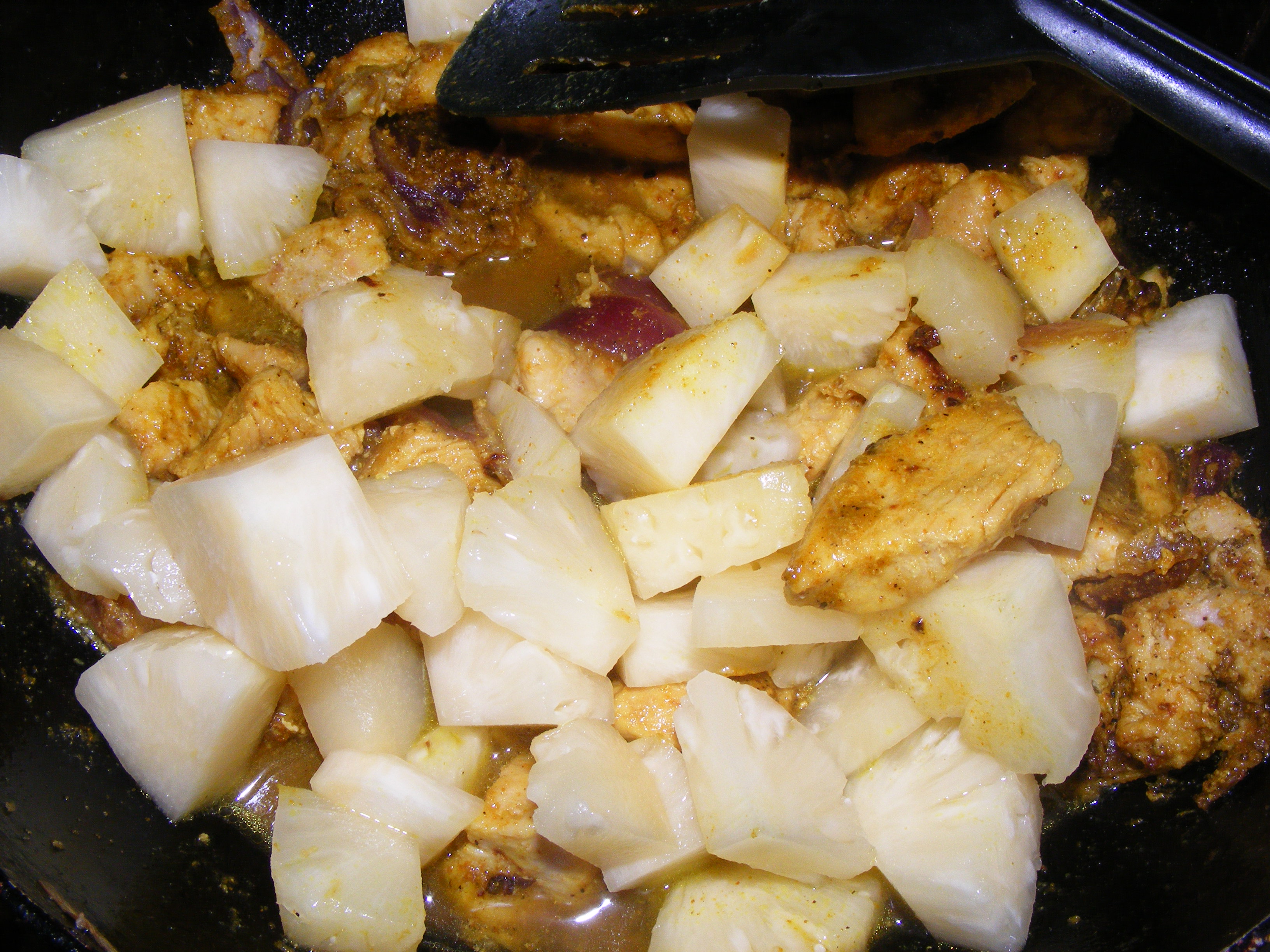 Piept de pui cu sos de curry si ananas
