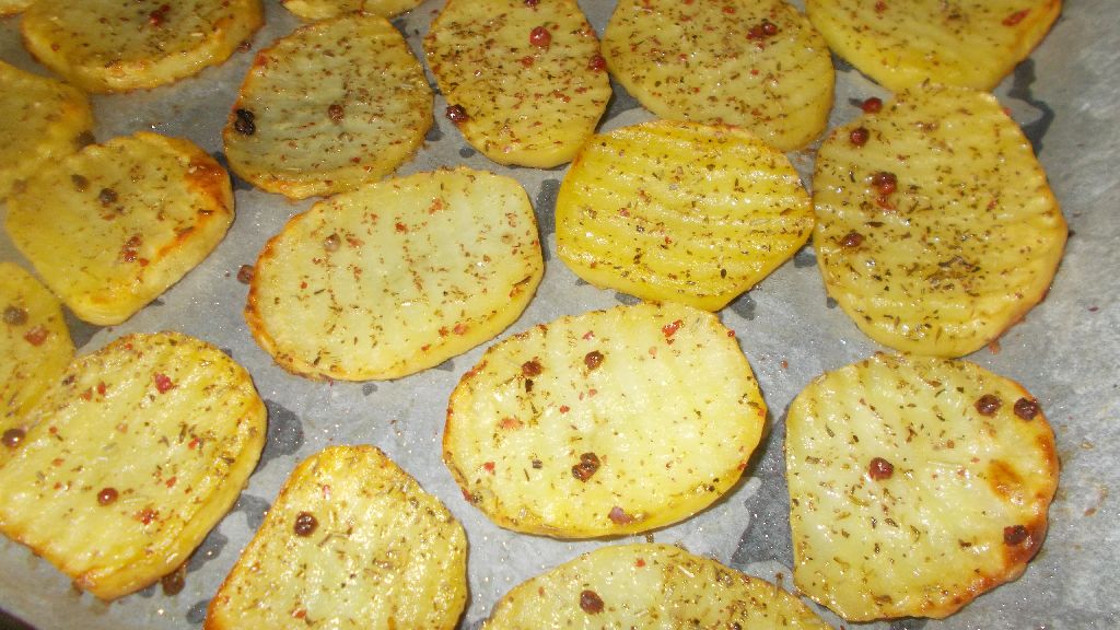 Rondele de cartofi copti cu crema de avocado