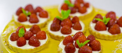 Mini tarte cu cremă de căpşuni