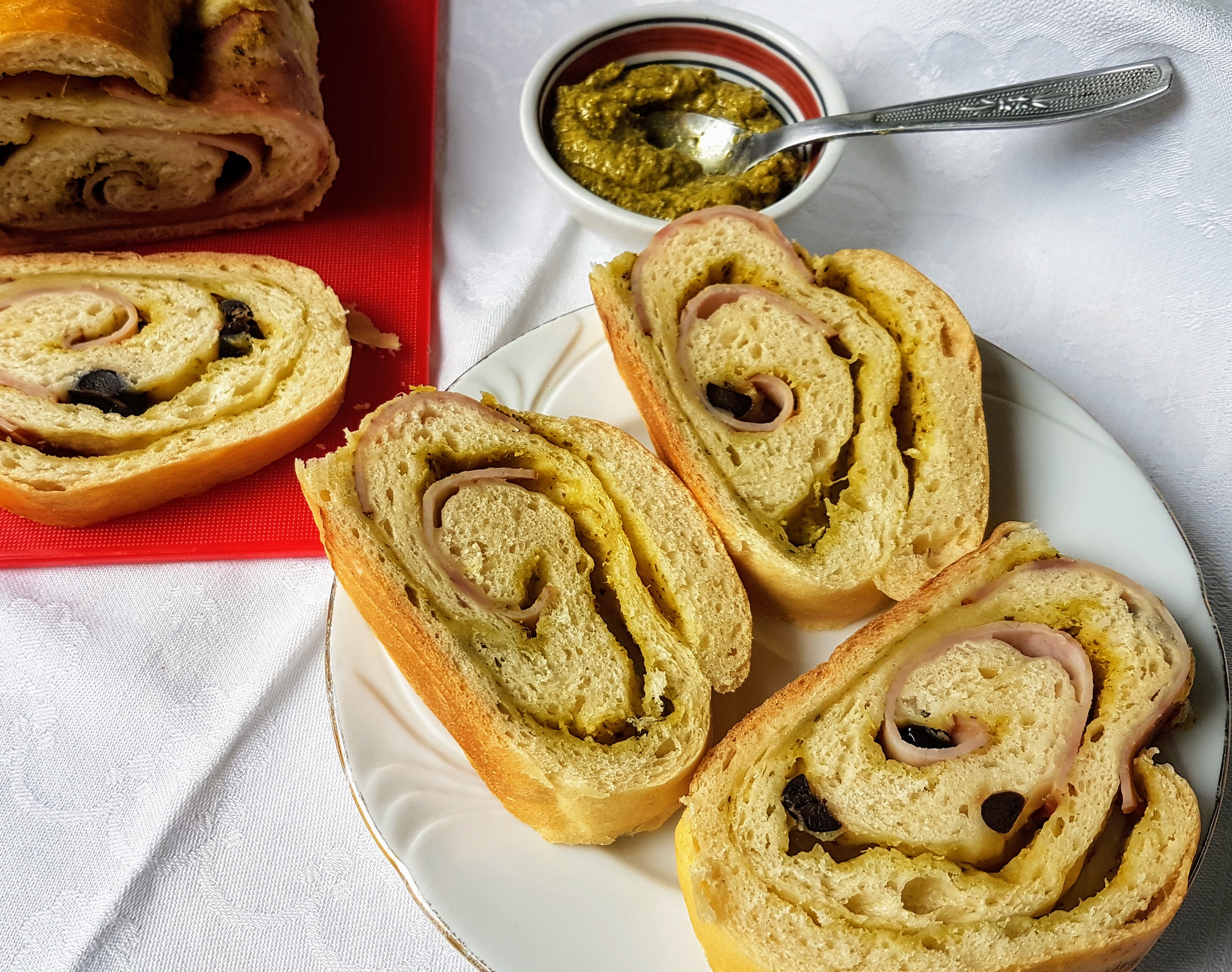 Aperitiv rulada cu pesto, sunca si cascaval