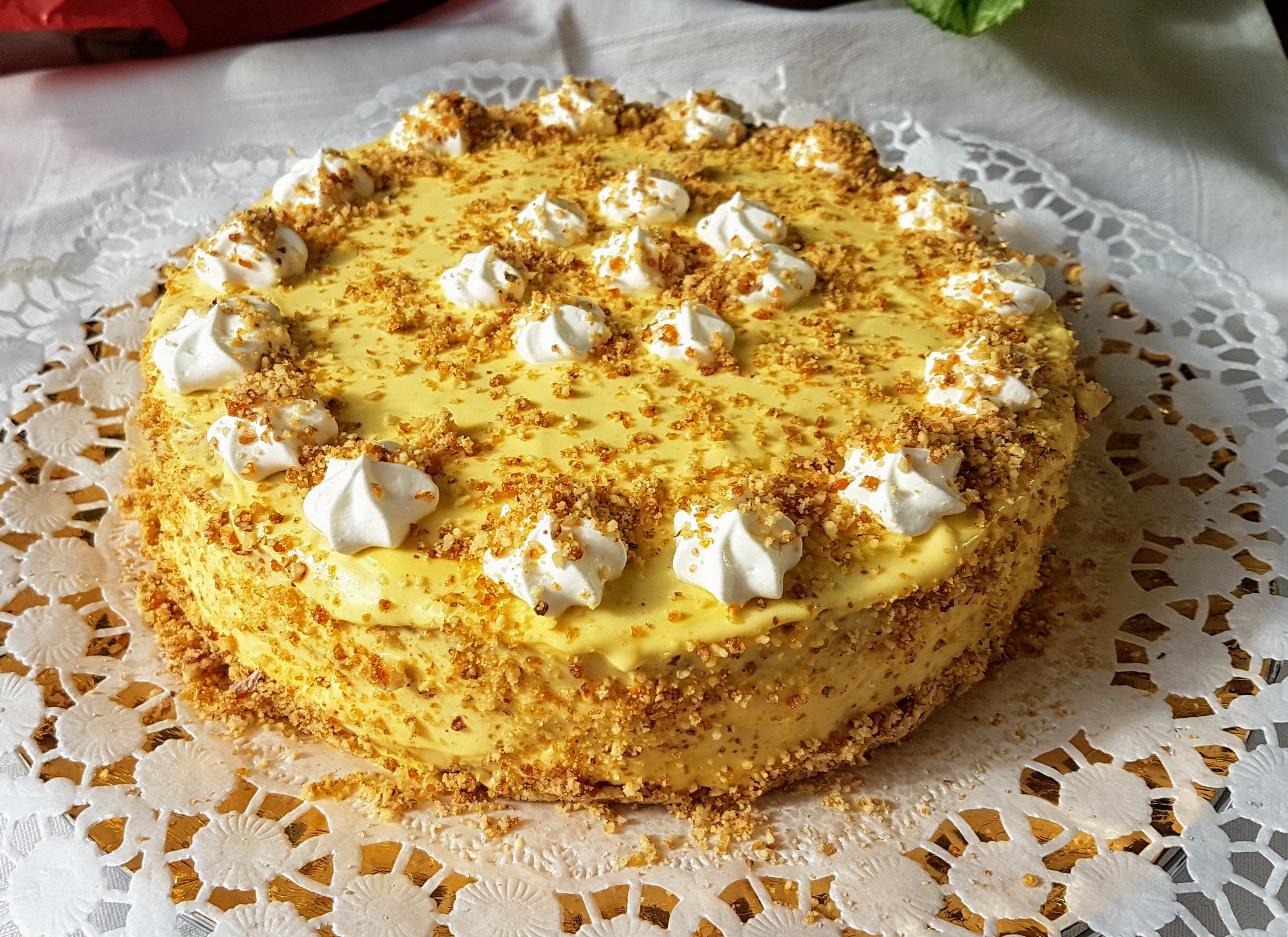 Desert tort cu blat de nuca si crema de vanilie cu mascarpone